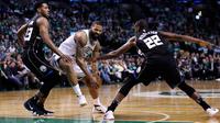 Pebasket Boston Celtics, Marcus Morris, berusaha melewati pebasket Milwaukee Bucks, Khris Middleton  dan Sterling Brown, pada gim kedua babak play off NBA di Stadion TD Garden, Rabu (18/4/2018). Celtics menang 120-106 atas Bucks. (AP/Charles Krupa)