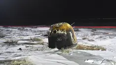 Kapsul pembawa pulang wahana antariksa Chang'e-5 mendarat di Siziwang, China, 17 Desember 2020. Kapsul pembawa pulang wahana antariksa China tersebut mendarat di Bumi pada Kamis (17/12) dini hari. (Xinhua/Lian Zhen)