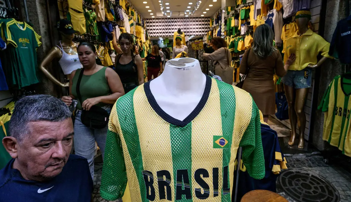 Penggemar sepak bola Brasil berbelanja di pasar Saara, Rio de Janeiro, Brasil, pada Selasa 9 Juni 2026, menjelang turnamen Piala Dunia FIFA 2026. (Nelson ALMEIDA/AFP)