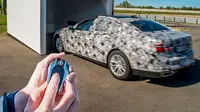 Begini Jadinya Kalau Mobil BMW Disetir Pakai Remote 
