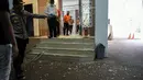 “Nggak ada yang kenal (pelaku), di atas sedang halal bi halal,” jelas dia. Ikhsan mengatakan, pelaku telah dibawa ke Polsek Menteng. (Liputan6.com/Faizal Fanani)