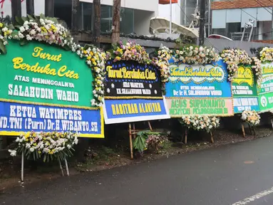 Sejumlah karangan bunga ucapan duka cita atas meninggalnya KH Salahuddin Wahid atau Gus Sholah di rumah duka kawasan  Mampang Prapatan, Jakarta, Senin (3/2/2020). Ulama yang juga adik kandung Presiden ke-4 RI Gus Dur itu meninggal dunia pada hari Minggu (2/2/2020). (Liputan6.com/Herman Zakharia)