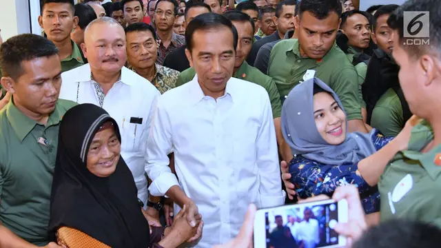 Belanja ke Mal, Jokowi Jadi Rebutan Swafoto Warga Palembang