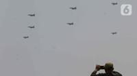 Pesawat KT-1 Wong Bee yang tergabung dalam Jupiter Aerobatic Team (JAT) TNI AU menampilkan atraksi aerobatik saat peringatan Hari Ulang Tahun (HUT) ke-79 Tentara Nasional Indonesia (TNI) di Lapangan Silang Monumen Nasional (Monas), Gambir, Jakarta, Sabtu (5/10/2024). (Liputan6.com/Herman Zakharia)