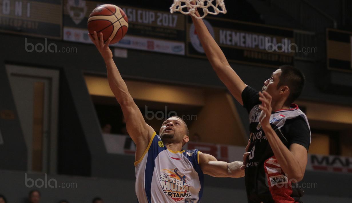Pebasket Satria Muda, Bridgewaters Karell (kiri) mencoba memasukan bola saat melawan Aspac Jakarta pada laga Perbasi Cup 2017 di Sports Mall, Kelapa Gading, Jakarta, (09/11/2017). Satria Muda menang 86-79. (Bola.com/Nick Hanoatubun)