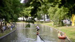 Seorang pria beraksi dengan menggunakan flyboard sepeda di sebuah kanal untuk menyambut lomba balap sepeda Tour de France di Taman Lepelenburg, Utrecht, Belanda. (2/7/2015). (AFP PHOTO/Jeff Pachoud)