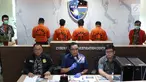 Kabag Penum Divisi Humas Polri Kombes Asep Adi Saputra (tengah) didampingi Kasubdit I Tindak Pidana Siber Bareskrim Polri Kombes (Pol) Dani Kustoni (kiri) menunjukkan tersangka beserta barang bukti kasus tindak pidana hacking server Indomaret di Jakarta, Jumat (12/4). (Liputan6.com/ImmanuelAntonius)