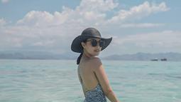 Liburan ke Labuan Bajo, aktris yang tampil ikonik dalam serail Cek Toko Sebelah sebagai Sherlyn ini pun terlihat mencuri perhatian. Tidak takut sinar matahari, banyak netizen yang memuji penampilannya tersebut di kolom komentar Instagramnya. (Liputan6.com/IG/@anggikabolsterli)