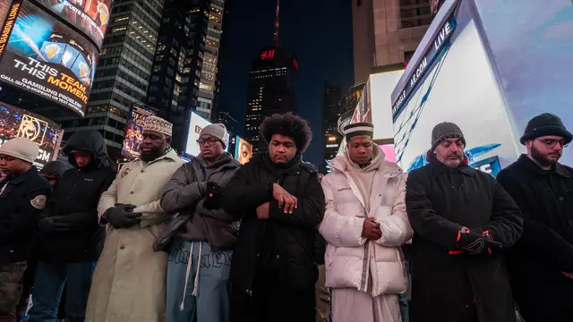 Umat Muslim Berbuka Puasa dan Salat Tarawih Bersama di Times Square New York