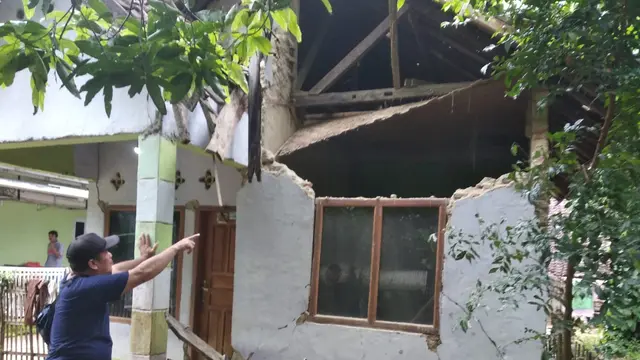 Rumah rusak akibat gempa Banten