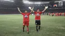 Dua pemain Persija Jakarta berselebrasi dihadapan penonton dan suporter usai laga final melawan Bali United di Stadion Utama GBK, Senayan, Jakarta, Sabtu (17/2). Persija menang 3-0 atas Bali United. (Liputan6.com/Arya Manggala)