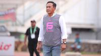 Pelatih FC Bekasi City, Widyantoro saat menghadapi Malut United pada laga ketiga Grup Y babak 12 besar Pegadaian Liga 2 2023/2024 di Stadion Singaperbangsa, Karawang, Kamis (18/1/2024). (Bola.com/M Iqbal Ichsan)