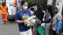 Warga saat Program Pangan Bersubsidi Februari 2022 di RPTRA Bahari, Cilandak, Jakarta selatan, Rabu (9/2/20222). Program Pangan Murah Bersubsidi ini menyediakan bahan pangan berupa beras dengan kualitas premium, telur, ikan kembung dan susu UHT dalam kemasan karton. (merdeka.com/Arie Basuki)