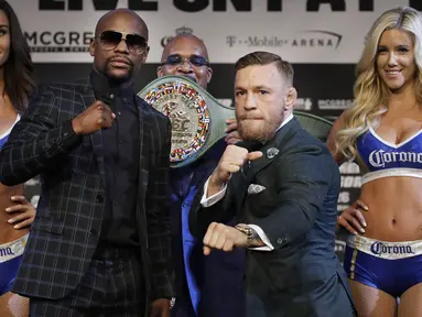 Floyd Mayweather Jr. (kiri) dan Conor McGregor berfoto usai melakukan konferensi pers jelang duel di MGM Grand, Las Vegas, (23/8/2017). (AP/John Locher)