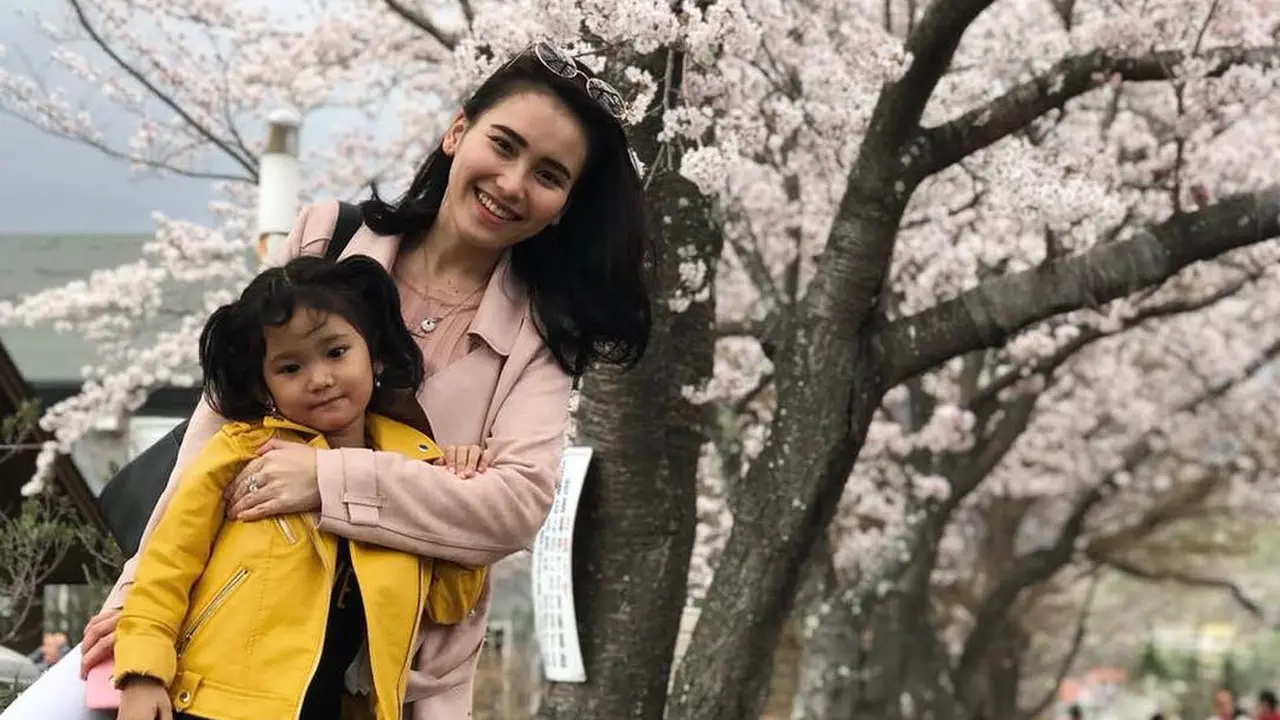 [Bintang] Seru, Ini 8 Foto Liburan Ayu Ting Ting di Jepang