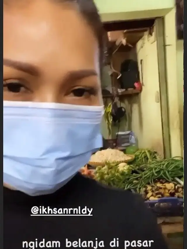 Tata Janeeta belanja ke pasar. (Sumber: Instagram/tatajaneetaofficial)