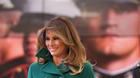 Ibu Negara AS Melania Trump saat Kampanye Program Korps Marinir AS "Toys For Tots" di Joint Base Anacostia-Bolling, Washington (13/12). Acara ini membagikan hadiah kepada anak-anak, terutama untuk keluarga tidak mampu. (AFP Photo/mandel Ngan)