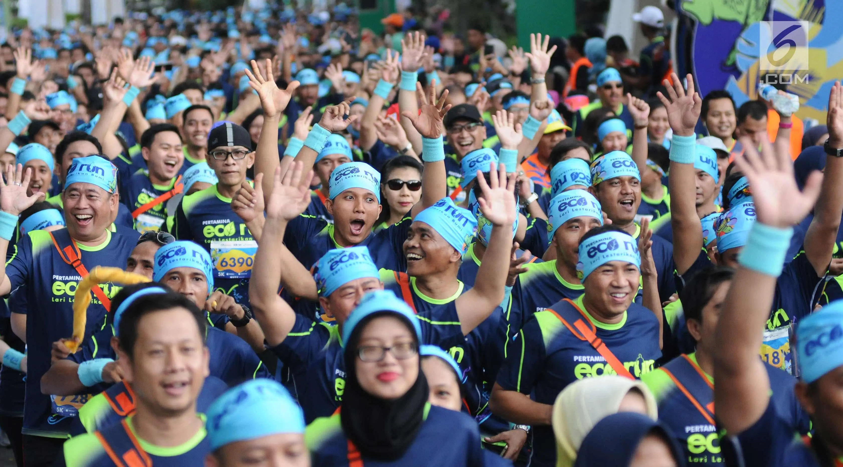 Pelari mengangkat tangan start lomba Pertamina Eco Run 2017 di Pantai Karnaval Ancol, Jakarta, Sabtu (16/12). Pertamina Eco Run 2017 diikuti ribuan pelari dari tiga kategori, yakni master, umum dan pelajar. (Liputan6.com/Helmi Fithriansyah)
