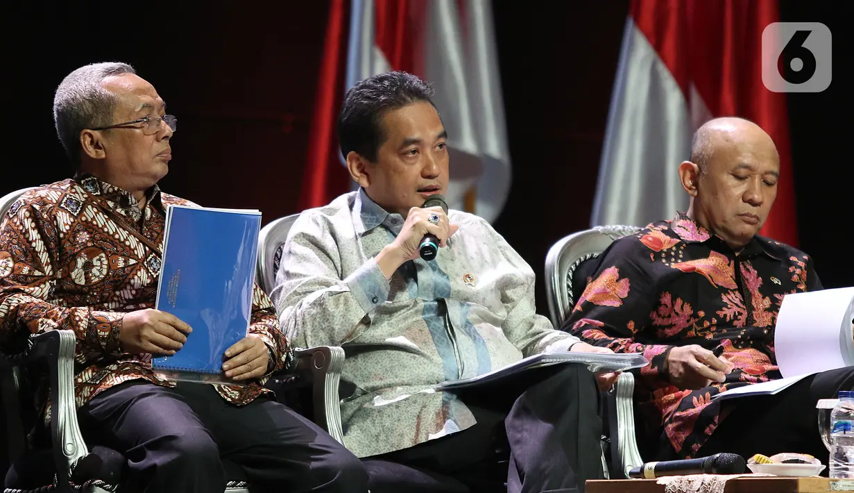 Mendag Agus Suparmanto (tengah) menyampaikan paparan saat diskusi panel VI Rakornas Indonesia Maju antara Pemerintah Pusat dan Forum Koordinasi Pimpinan Daerah (Forkopimda) di Bogor, Jawa Barat, Rabu (13/11/2019). Panel VI itu membahas transformasi ekonomi I. (Liputan6.com/Herman Zakharia)