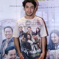 Aktor ternama tanah air, Reza Rahadian mengakui kalau dirinya tertantang berperan sebagai BJ Habibie di film Rudy Habibie. (Galih W Satria/Bintang.com)