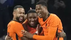Pemain Belanda Memphis Depay (kiri) dan Denzel Dumfries (kanan) memeluk Steven Bergwijn (tengah) yang mencetak gol ke gawang Denmark pada pertandingan persahabatan di Johan Cruyff ArenA, Amsterdam, Belanda, 26 Maret 2022. Belanda menang 4-2. (AP Photo/Peter Dejong)