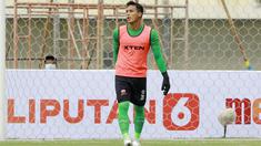 Ada pemandangan unik pada laga Madura United melawan PSS Sleman di Grup C Piala Menpora 2021, Selasa (23/3/2021) di Stadion Si Jalak Harupat, Bandung. (Bola.com/M Iqbal Ichsan)