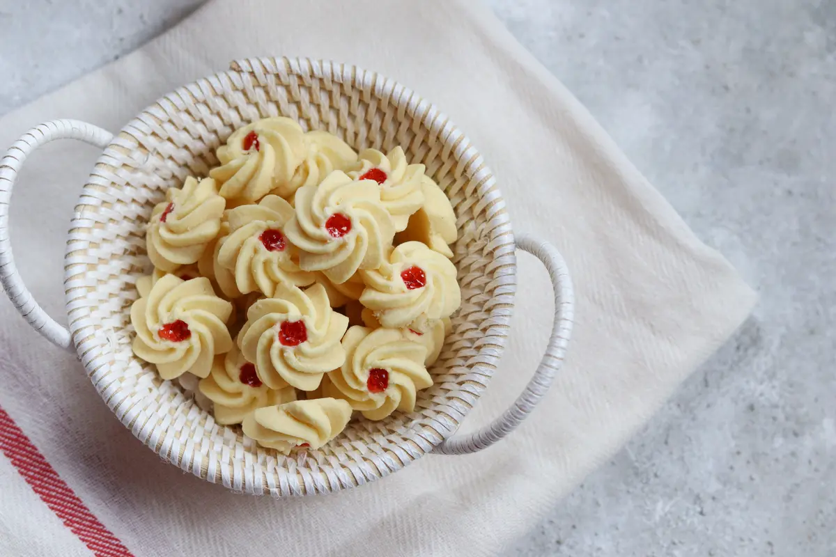 kue semprit sagu stroberi