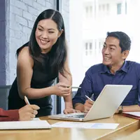 Tak hanya soal IQ dan prestasi akademik—kecerdasan emosional (EQ) juga terbukti jadi kunci sukses di dunia kerja! Yuk, Sahabat Fimela, kita temukan manfaat utama EQ dalam membangun karier yang cemerlang, lengkap dengan langkah praktis untuk mengasah keterampilan emosionalmu mulai hari ini. (Foto dok: Freepik/pressfoto).