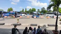 Arus mudik Lebaran 2023 terpantau masih terlihat cukup ramai di Terminal Bus Kampung Rambutan, Jakarta Timur pada hari ini, Minggu (23/4/2023). (Liputan6.com/Ady Anugrahadi)