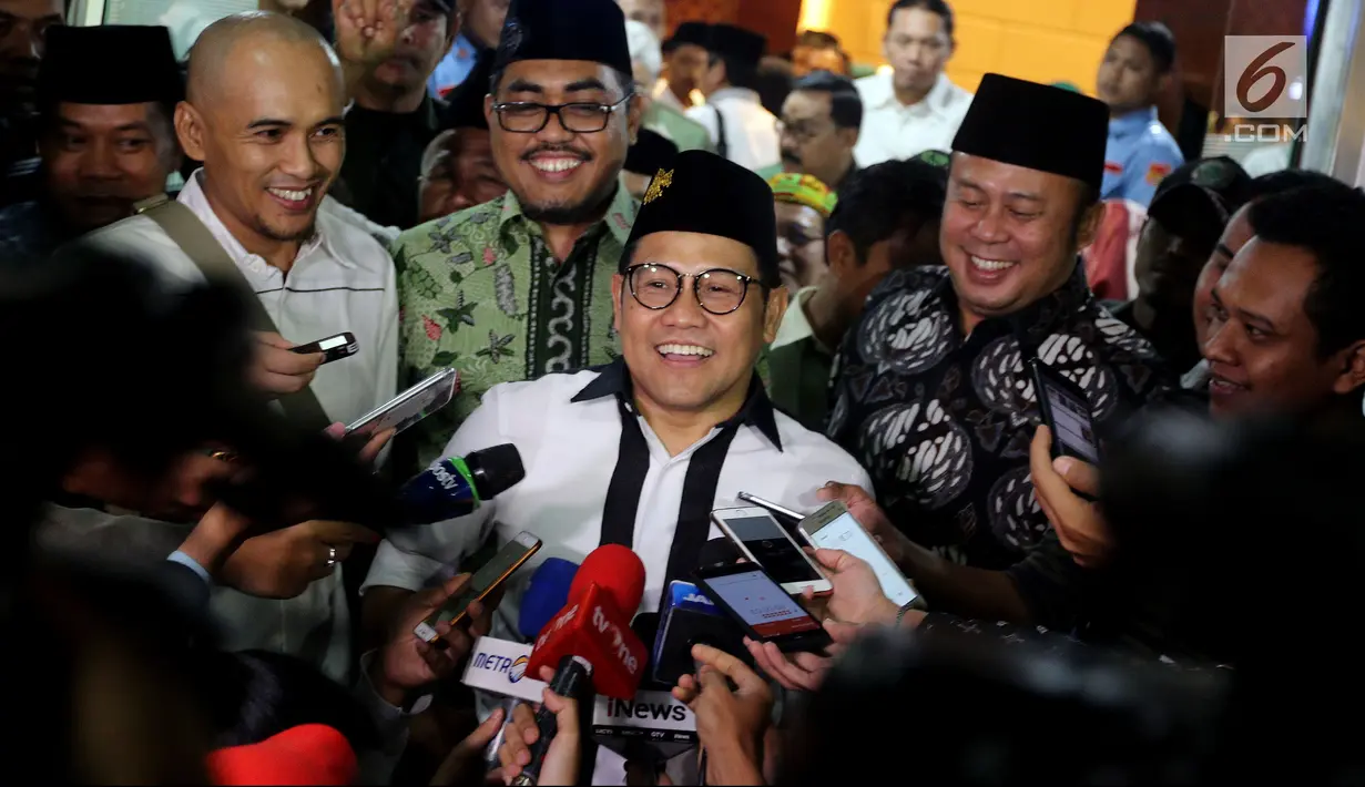 Wakil Ketua MPR Muhaimin Iskandar didampingi Ketua F-PKB MPR Jazilul Fawaid dan Plt Ketua F-PKB DPR Cucun Syamsurizal memberi keterangan pers usai menghadiri Parlemen Santri Angkatan IV F-PKB MPR RI, Jakarta, Kamis (19/4). (Liputan6.com/Johan Tallo)