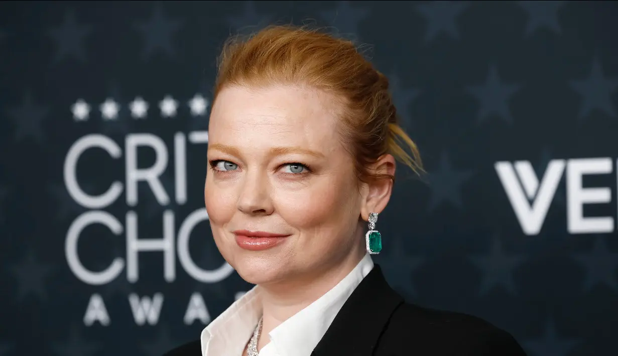 Pemenang Best Actress in a Limited Series or Movie Made for Television, Sarah Snook, tampil memukau dengan kalung emas putih 18 karat bertabur 45,75 karat berlian, anting emas putih 18 karat dengan 33,91 karat zamrud dan 11,39 karat berlian, sebuah cincin emas putih 18 karat dengan zamrud 6,84 karat dan 1,73 karat berlian, serta cincin emas rose 18 karat dengan 9,87 karat berlian, seluruhnya dari koleksi Haute Joaillerie. Ia juga mengenakan jam tangan dari koleksi L’Heure du Diamant berbahan emas putih 18 karat dengan dial mother of pearl dan 4,72 karat berlian. [Chopard]