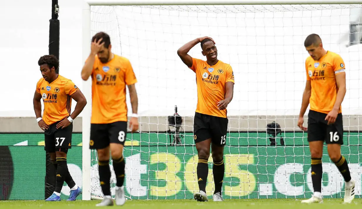 Pemain Wolverhampton Wanderers tampak lesu usai ditaklukkan Arsenal pada laga Premier League di Stadion Molineux, Sabtu (4/6/2020). Arsenal menang dengan skor 2-0. (AP/Catherine Ivill)