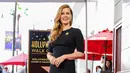 Aktris Amy Adams berpose dengan sebuah plakat bintang dari Hollywood Walk of Fame di Los Angeles, AS, Kamis (12/1). Adams menerima plakat penghormatan atas perannya di film fiksi ilmiah Paramount Pictures Arrival. (AP Photo/ Rich Fury)