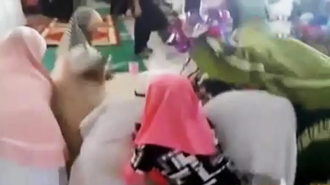 Ibu-Ibu Rebutan Telur Hias di Acara Maulid Nabi