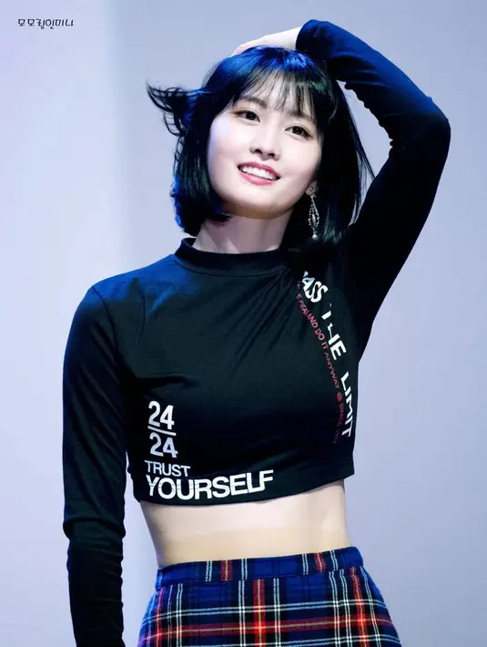 Dengan model rambut bob pendek, Momo Twice terlihat begitu cantik dan menggemaskan. (Foto: koreaboo.com)