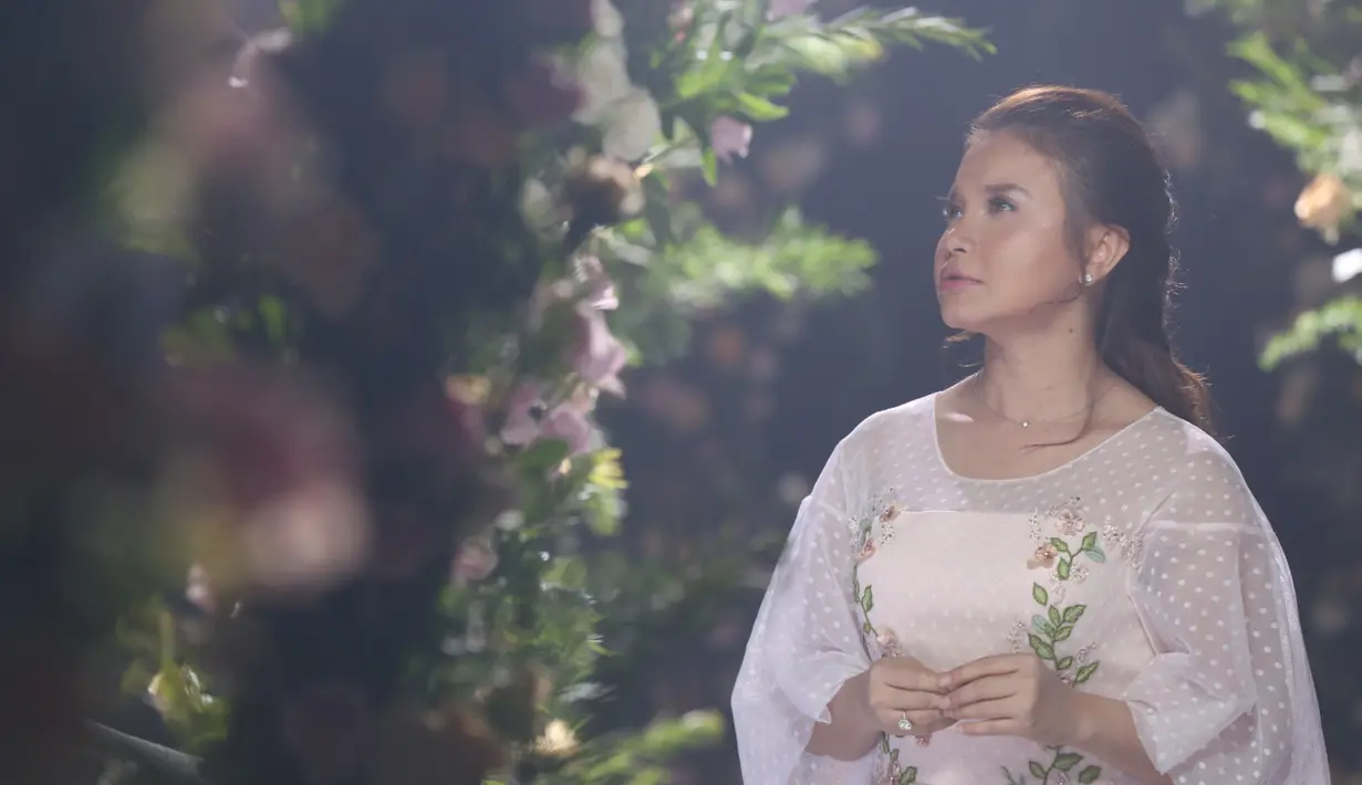 Kolaborasi dengan anak band, Rossa mengaku sangat menikmati. Hal itu juga dikatakan oleh vokalis D'Masiv Rian. Rossa sangat menikmati ketika  proses rekaman. (Nurwahyunan/Bintang.com)