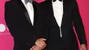 Artis Jwan Yosef dan penyanyi Ricky Martin saat Gala 201 MOCA untuk menghormati Jeff Koons di The Geffen Contemporary, (29/4/2017). Ricky Martin juga telah memiliki dua orang anak bernama Matteo dan Valentino. (John Sciulli / Getty Images / AFP)