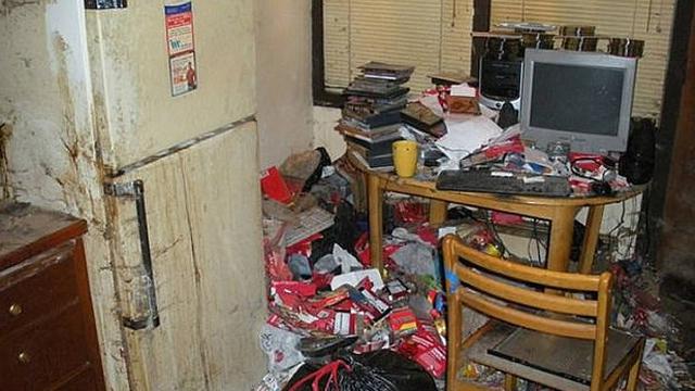 7 Potret Mimpi Buruk Work from Home, Meja Kerja Berantakan Banget