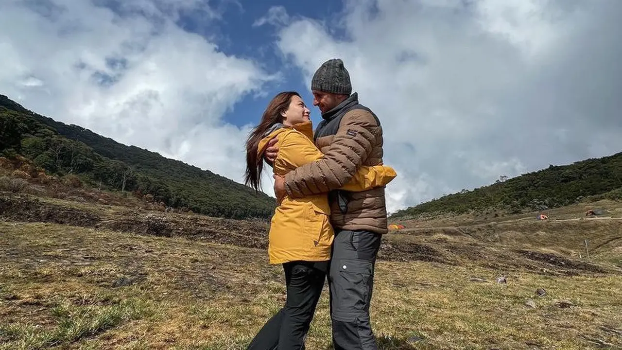 Nathalie Holscher Kenakan Jaket Gunung saat Dilamar Kekasih