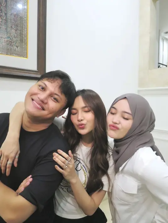 Bahkan, keduanya pulas eyeshadow dengan warna senada, yakni coral kecoklatan dengan gold [@putridelinaa]