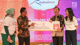 Corporate PR & Reputation Management Nidia Ichsan, Komisioner BAZNAS, Nuryanto Ketua Yayasan Bakti Pertiwi Sejahtera, Teguh Pudjowigoro dan Head Marketing Lilies Surjono berbincang pada peluncuran program Colorful Ramadan di Plaza Semanggi, Jakarta (30/4/2019). (Liputan6.com/Fery Pradolo)