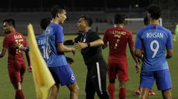Asisten pelatih Singapura U-22, Noh Alam Shah, melerai pemainnya saat bersitegang dengan pemain Timnas Indonesia U-22 pada laga SEA Games 2019 di Stadion Rizal Memorial, Manila, Kamis (28/11). Indonesia menang 2-0 atas Singapura. (Bola.com/M Iqbal Ichsan)