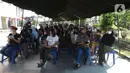 Warga menunggu untuk mengikuti vaksinasi COVID-19 di Plaza Pondok Gede, Bekasi, Jawa Barat, Selasa (27/7/2021). Vaksinasi dilakukan kepada warga usia minimal 12 tahun guna menekan penyebaran COVID-19. (merdeka.com/Imam Buhori)