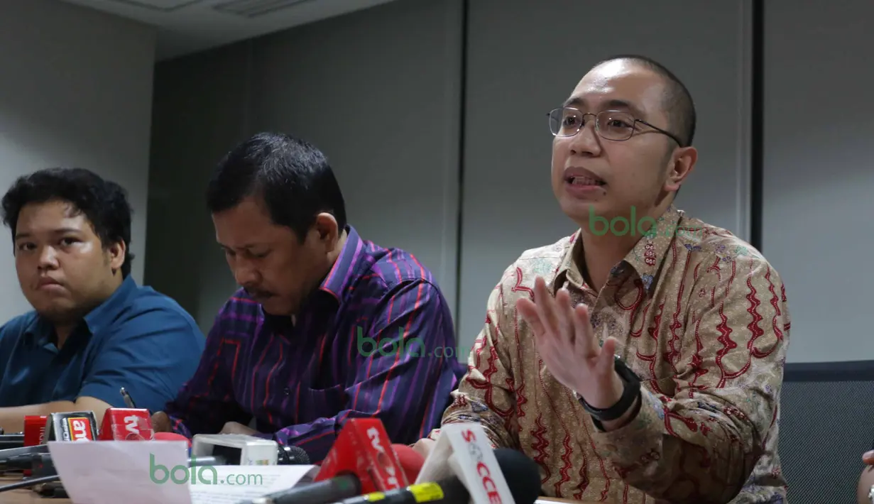 Direktur Hukum PSSI, Aristo Pangaribuan (kanan) dan Tim Pembela PSSI Togar Manahan Nero (2kanan) memberikan pernyataan pers terkait putusan MA yang menolak kasasi Kemenpora di kantor PSSI, Senayan, Jakarta, Selasa (8/3/2016). )Bola.com/Nicklas Hanoatubun)