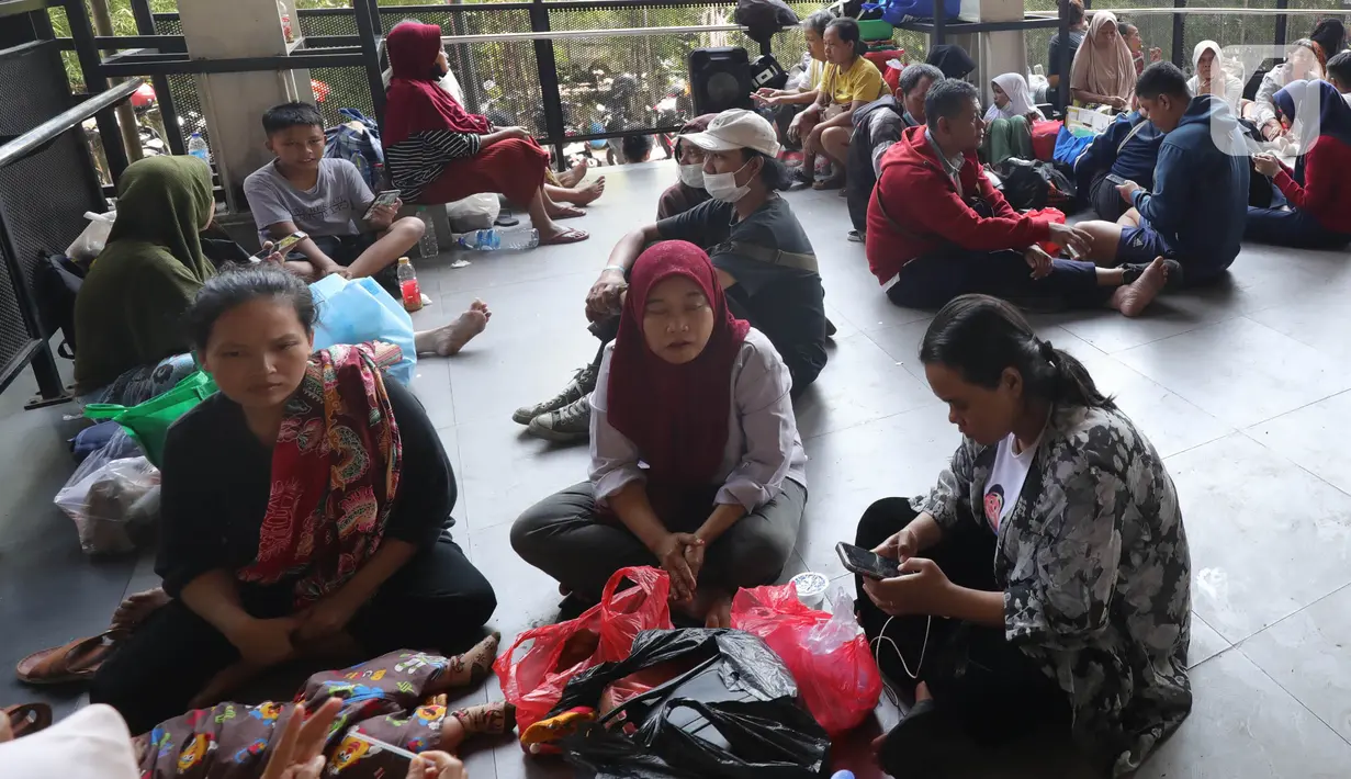 Pemerintah Kota Administrasi Jakarta Selatan menyiapkan fasilitas pengungsian bagi warga yang terkena dampak kebakaran di Jalan Remaja 5, Manggarai, Tebet, Jakarta Selatan. (Liputan6.com/Angga Yuniar)