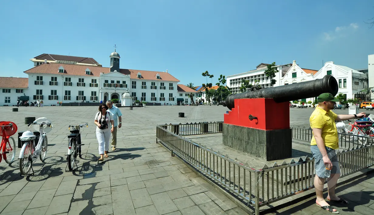 Sejumlah wisatawan mengunjugi Museum Fatahillah di kawasan Kota Tua, Jakarta, Rabu (18/3/2015). Menteri Pariwisata telah mengeluarkan Keputusan Menteri yang menetapkan Kota Tua sebagai destinasi utama wisata. (Liputan6.com/Faizal Fanani)