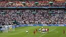 Gol yang dinanti publik Wembley tersaji menit 30'. Bukan Inggris yang membuka skor, melainkan Denmark melalui tendangan bebas istimewa Mikkel Damsgaard. (Foto: AP/Pool/Catherine Ivill)