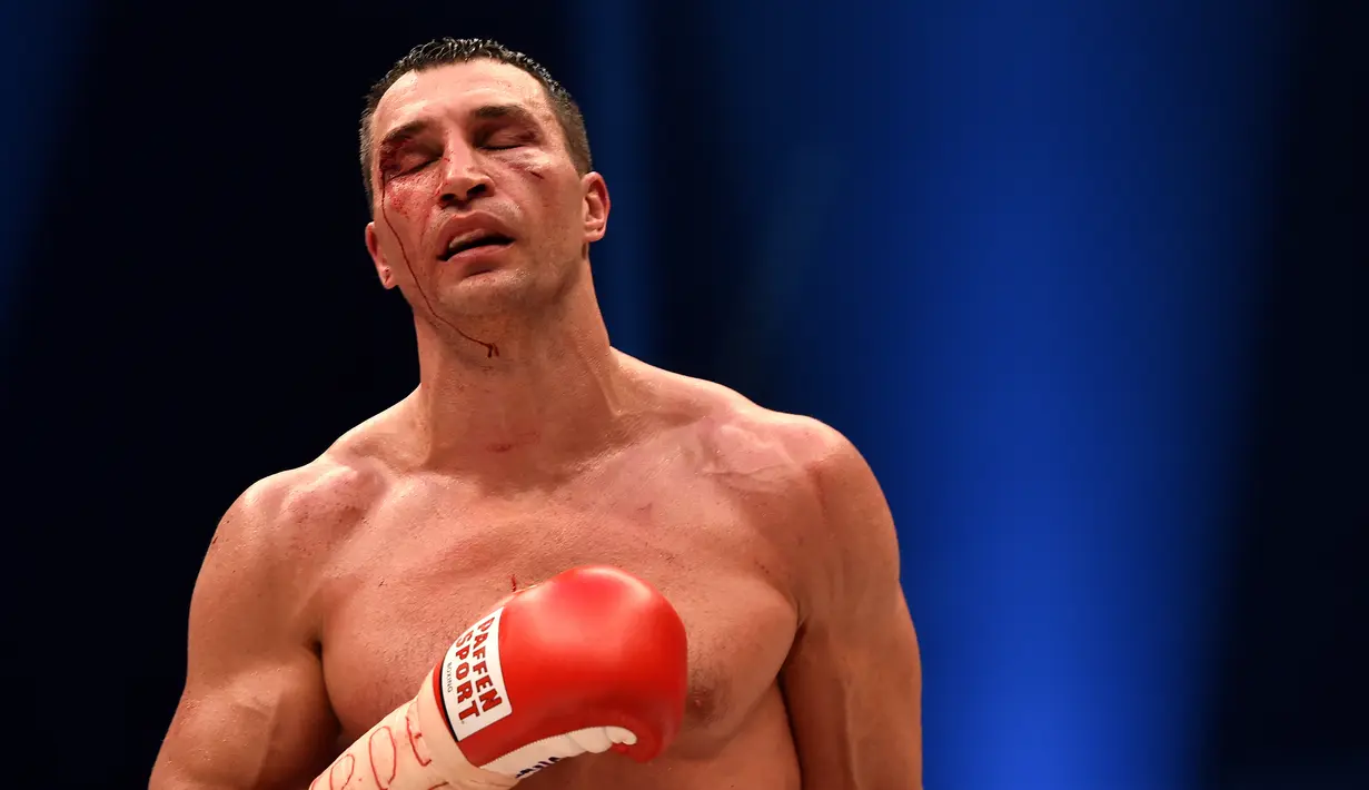 Ekspresi Wladimir Klitschko saat bertanding melawan Tyson Fury dalam perebutan gelar juara dunia tinju kelas berat WBA, IBF, WBO dan IBO di Duesseldorf, Jerman, (28/11/2015). (AFP/Patrik Stollarz)