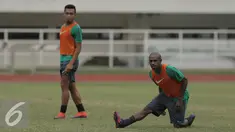 Boaz Salossa (kanan) bersama Ferdinand Sinaga saat latihan jelang leg 1 Semifinal Piala AFF 2016 melawan Vietnam di Stadion Pakansari, Bogor, Rabu (30/11). Laga pertama Semifinal Piala AFF 2016 digelar pada 3 Desember. (Liputan6.com/Helmi Fithriansyah)