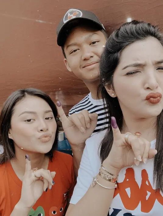 Pamer jari kena tinta juga ditunjukkan oleh Azriel Hermansyah. Cowok kelahiran tahun 2000 ini ikut mencoblos bareng dengan Aurel dan Ashanty. (Instagram/@azriel_hermansyah)